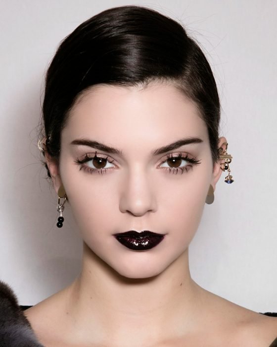 Kendall jenner usando un labial negro 