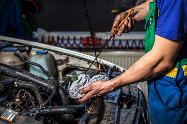 Mecánicos comparten 10 cosas que nunca debes hacer con tu auto