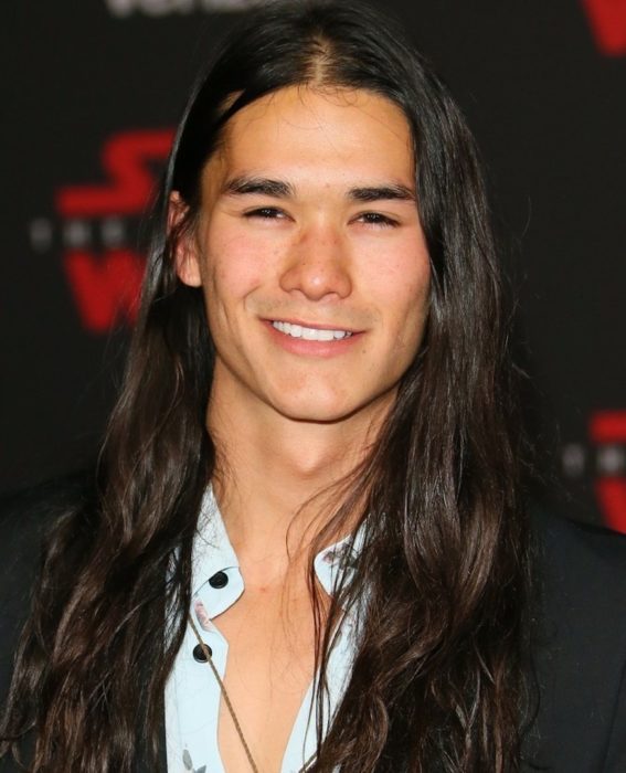 Actor Booboo Stewart durante la alfombra roja de la película Star Wars 