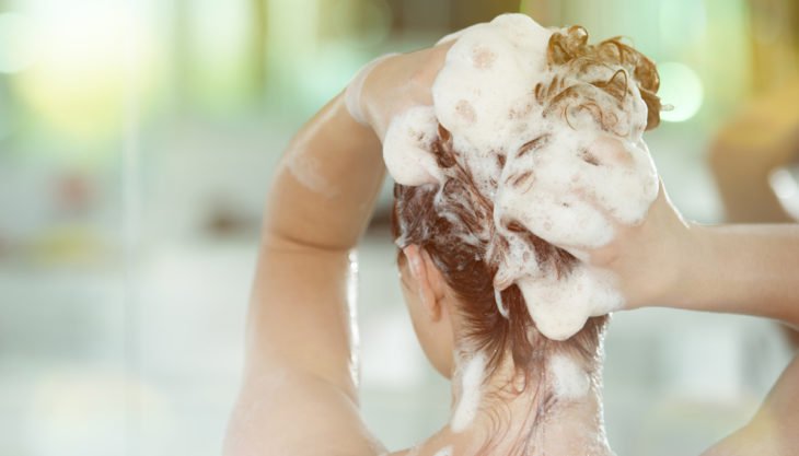 chica lavando su cabello