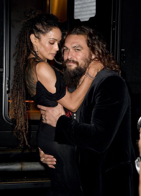 Jason Momoa cargando a Lisa Bonet En premios