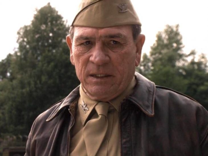 Hombre usando traje de coronel en color café con cara d epreocupación escena d ela película Capitán América: el primer vengador, Tommy Lee Jones