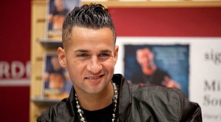 Mike Sorrentino posando