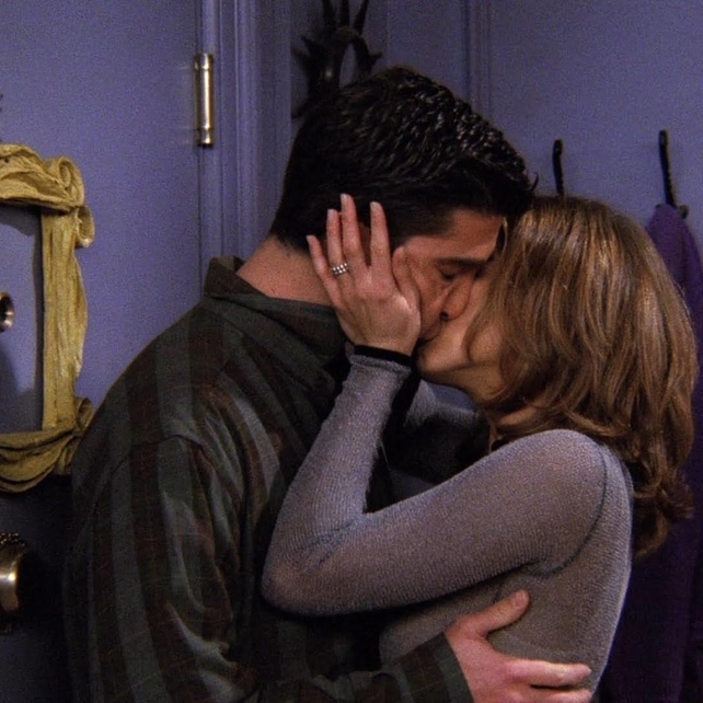 Resultado de imagen de besos serie friends