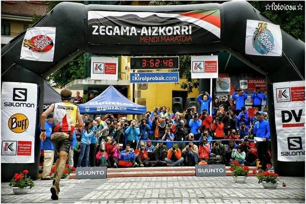 Pere Rullan del equipo La Sportiva corriendo en Zegama de 2015 para ser tercer clásificado