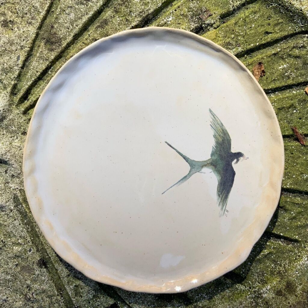 assiette artisanale en grès avec un motif oiseau du jardin