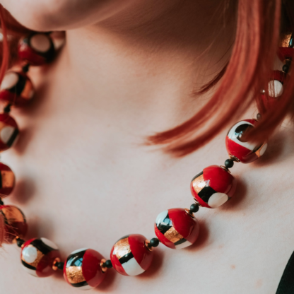 collier de perles artisanales rouge noir et or