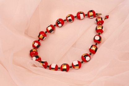 collier de perles en argile rouge noir et or