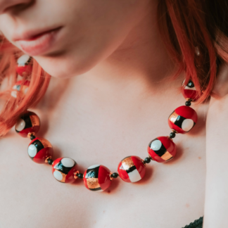 collier de perles artisanales en argile couleurs rouge noir or