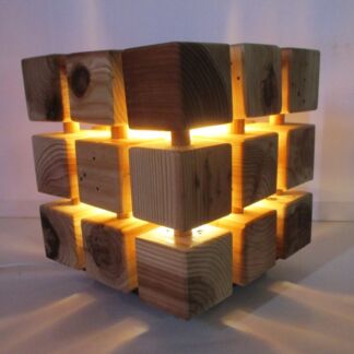 lampe artisanale en forme de cube en bois recyclé fabriqué par l'artisan lumikado destailleur
