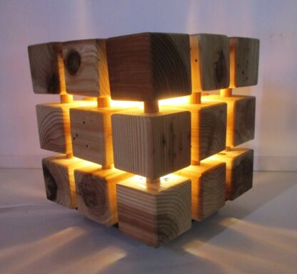 lampe artisanale en forme de cube en bois recyclé fabriqué par l'artisan lumikado destailleur