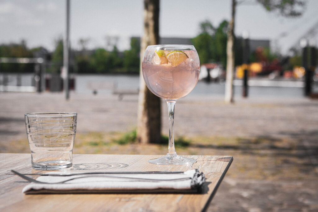 Bar & Afterwork en terrasse au bord de l'eau – Le Barboteur