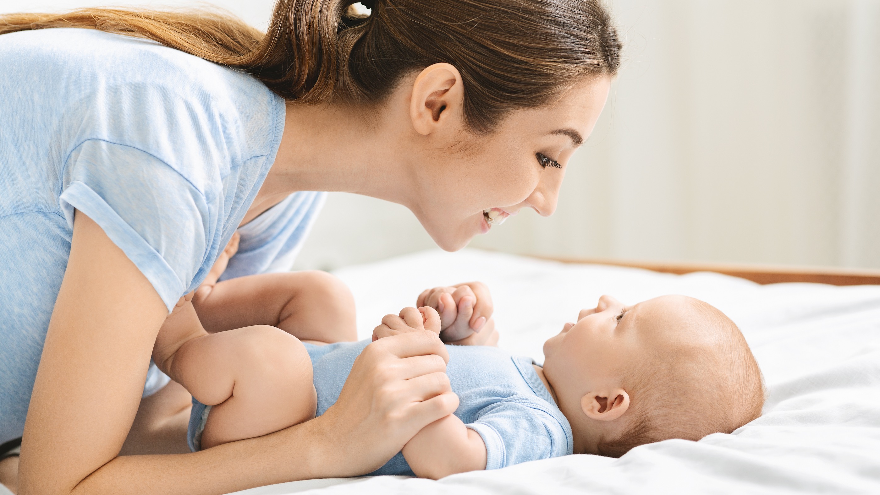 Pourquoi change-t-on de voix lorsqu’on parle aux bébés ? ©Shutterstock/Prostock-studio