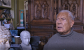 Michel Jouvet dans son bureau à 90 ans. Il a un air sérieux et fronce les sourcils