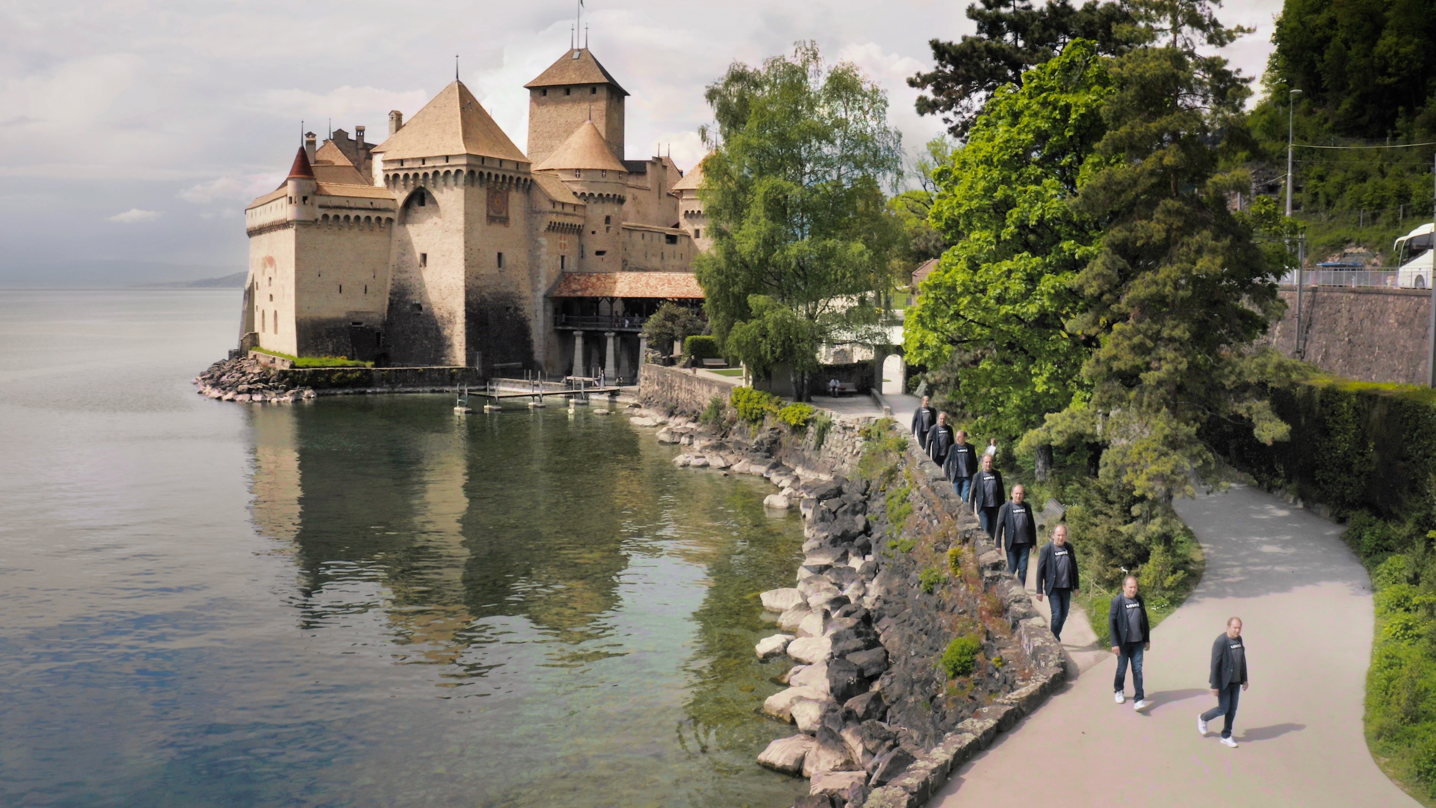 Patient parkinsonien retrouvant une marche fluide grâce à une neuroprothèse. Images superposées devant le château de Chillon, en Suisse. ©Neurorestore