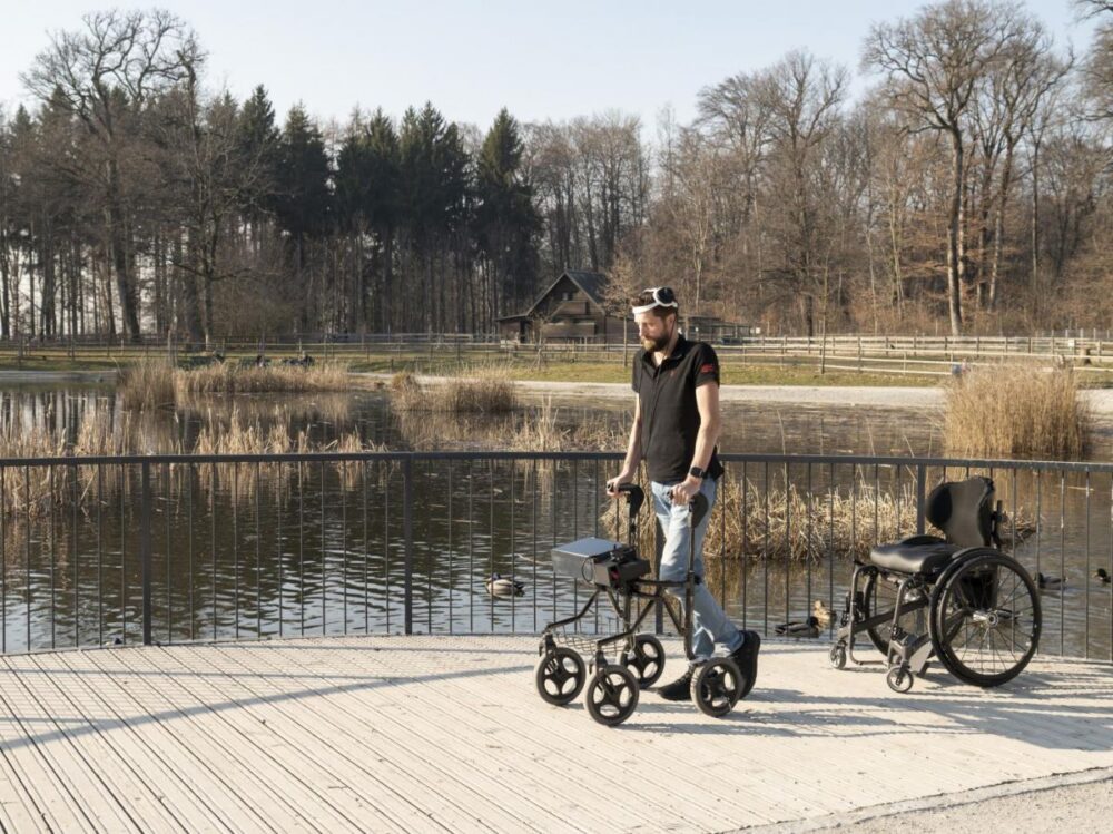 Un homme paraplégique retrouve l’usage de ses jambes grâce à un pontage numérique cerveau-moelle épinière et à une IA ©Gilles Weber-CHU Vaudois