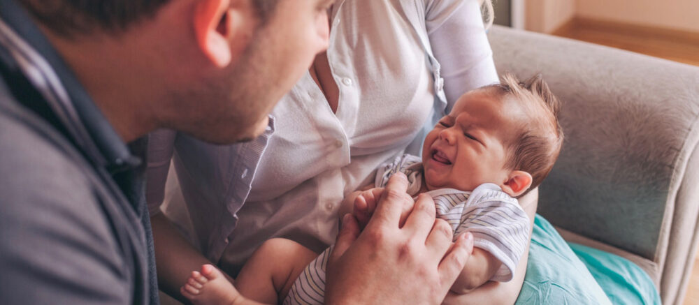 Un bébé qui pleure beaucoup en intégration