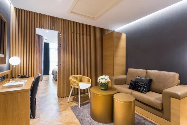 Monument Hotel