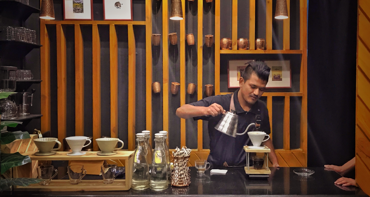 hombre preparando café