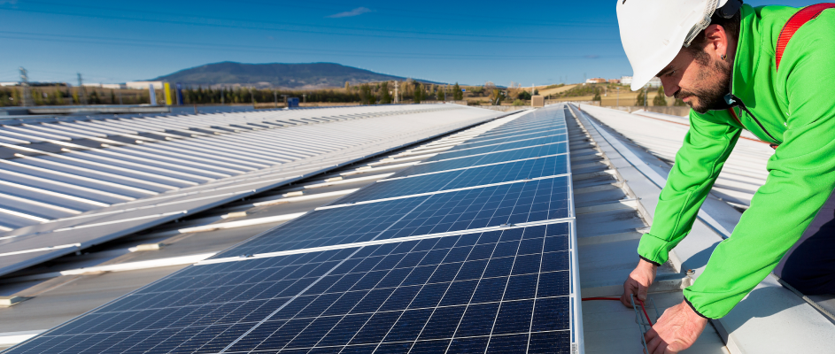 hombre instalando paneles solares