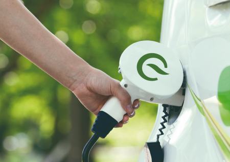 cargador de coche con el logo de Feníe Energía