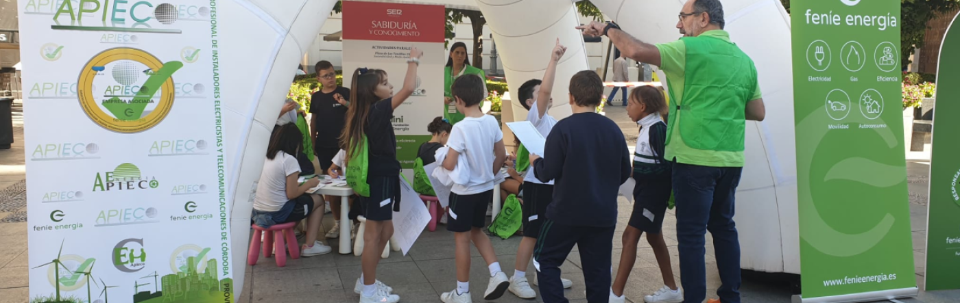 niños en taller de Feníe Energía