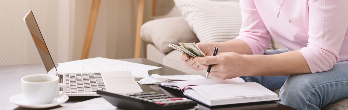 mujer con portátil y calculadora