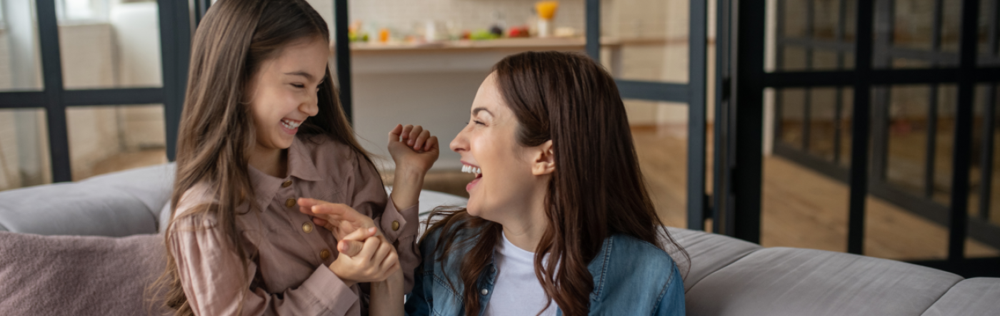 madre e hija sonrientes