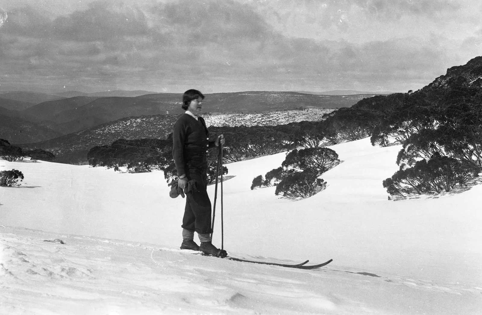 Evelyn standing on skis