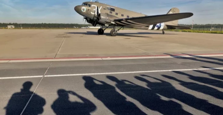 Houd de Dacota in de lucht, opdat wij niet vergeten!