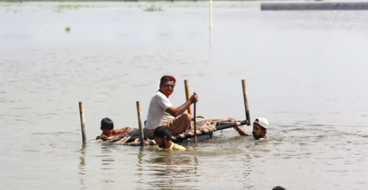 Overstromingen door hevige moessonregens i. Pakistan