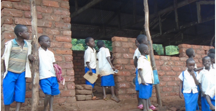 Verstrekking van school lunch aan OVC-kinderen van Mulekya Primary School