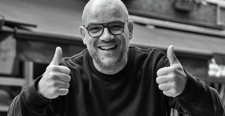 Help Bar Sil aan een grotere café