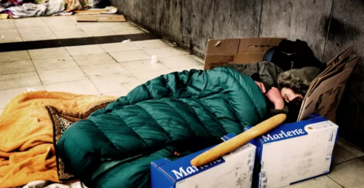 Daklozen helpen in de winter tijd.