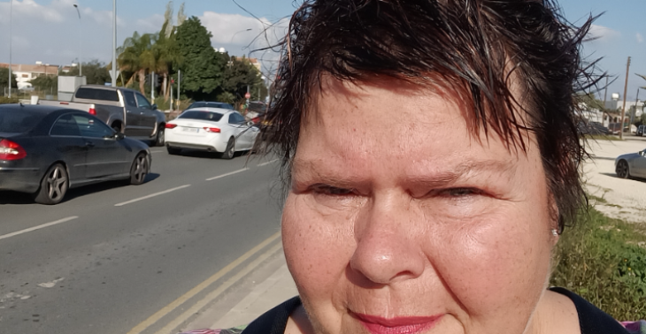 Help Dina om een nieuwe start in Cyprus
