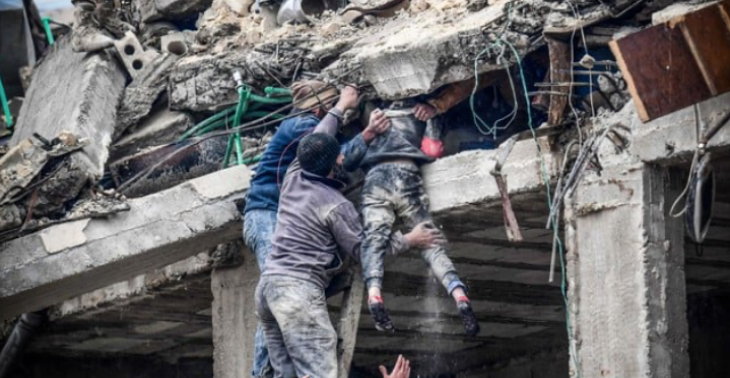 Meer dan 100.000 aardbevingsslachtoffers in Turkije en Syrië