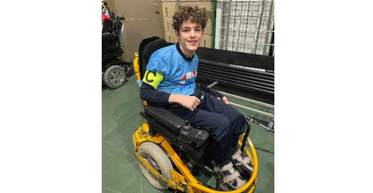 Help mij aan een eigen sportrolstoel voor favoriete sport Powerchair Hockey