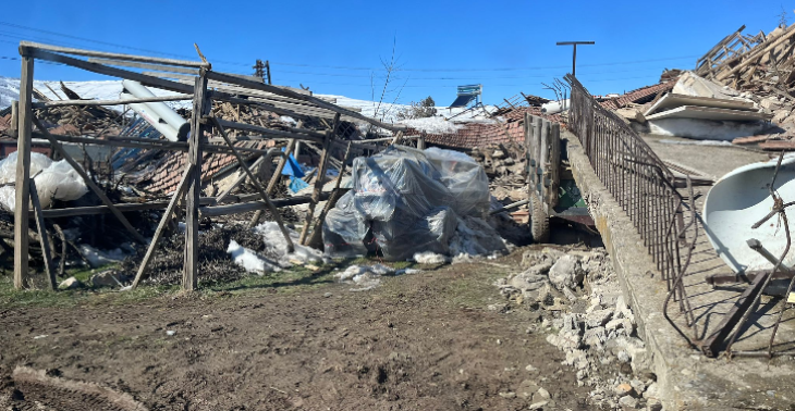 Help Songül en haar gezin aan een containerwoning in het rampgebied