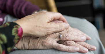 Oma met Alzheimer heeft hulp nodig voor kosten van nachtzorg in afwachting van verzorgingstehuis