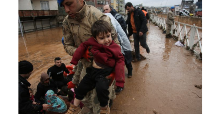 Help Turkije al 14 doden door overstromingen