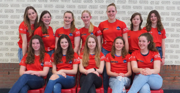 Help de meiden onder 15 naar waterpolo internationaal toernooi