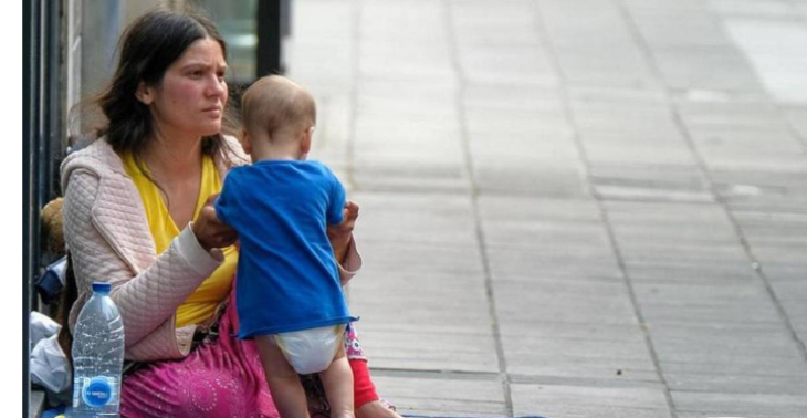 Moeders met kinderen op straat