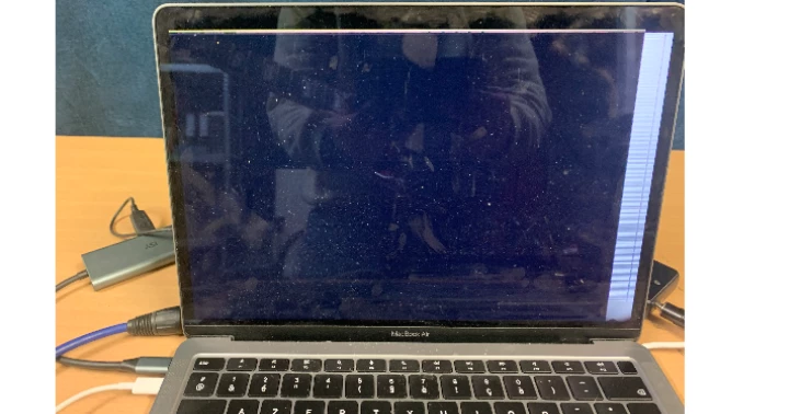 Student zoekt steun bij het kopen van een nieuwe laptop