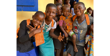 Verschepen van schoolmateriaal naar schooltje in Ghana