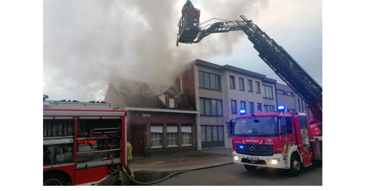 Jong koppel met 4 kleine kindjes alles kwijt na een woningbrand 