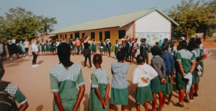 Leerlingen helpen met het bouwen van school in Gambia