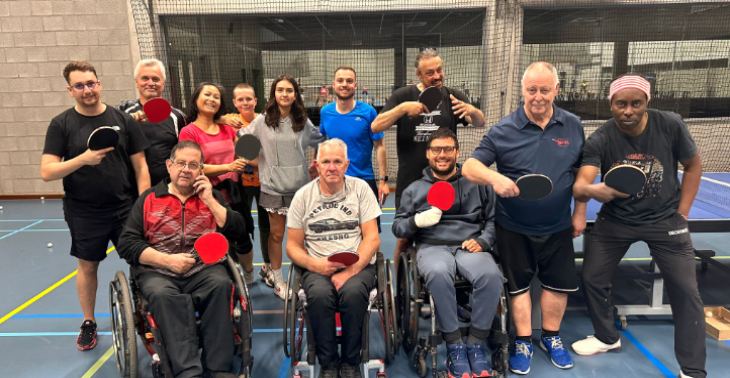 Promoten tafeltennis voor personen met een fysische beperking.