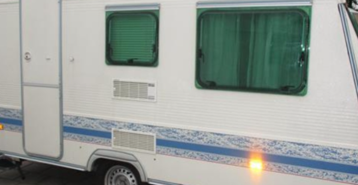 Nieuwe caravan voor een arm gezin waar de caravan van afgebrand is 