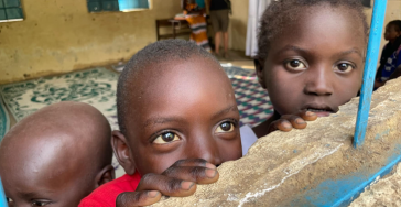 40 kleuterbankjes en -stoeltjes voor de Kunting Basic Cycle School - Gambia