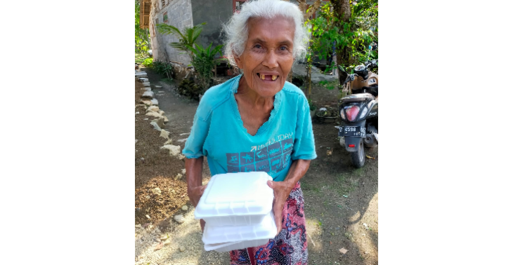 Maaltijdboxen voor kwetsbare ouderen in Pangandaran